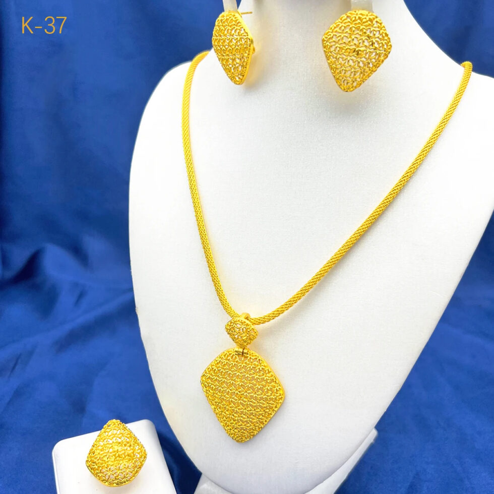 Luxurious 18K Gold Necklace Set – Timeless Elegance & Radiance